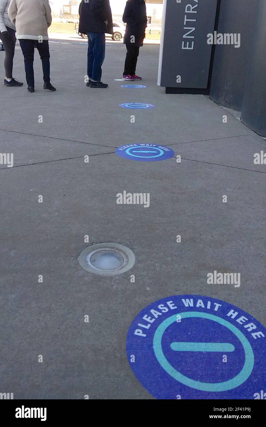 Signes de distanciation sociale à l'entrée du centre de vaccination pour la distribution de la clinique de vaccination. Banque D'Images