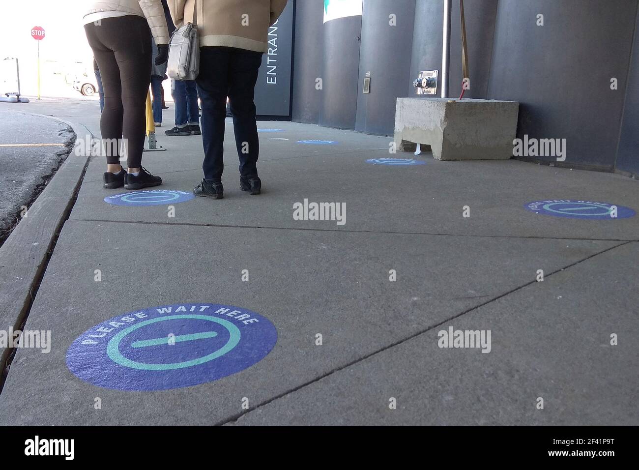 Les gens se font la queue à l'extérieur du centre de vaccination pour la distribution. Banque D'Images