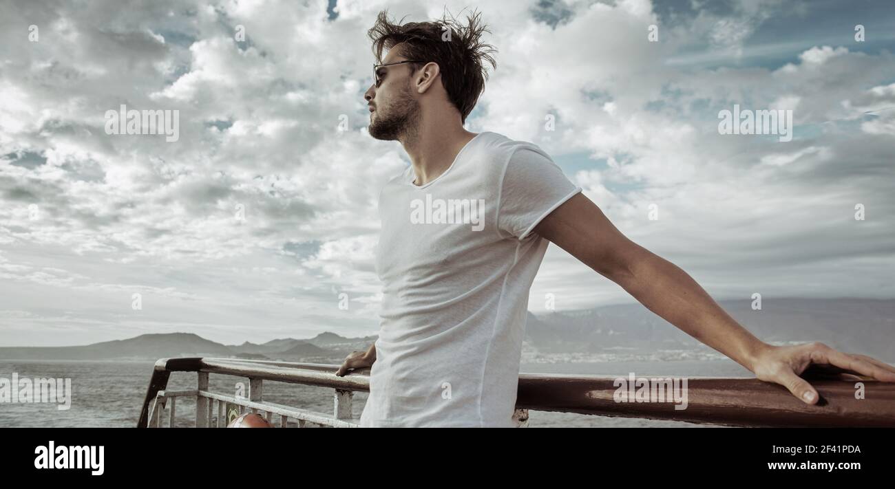 Beau gars de détente sur le bateau Banque D'Images