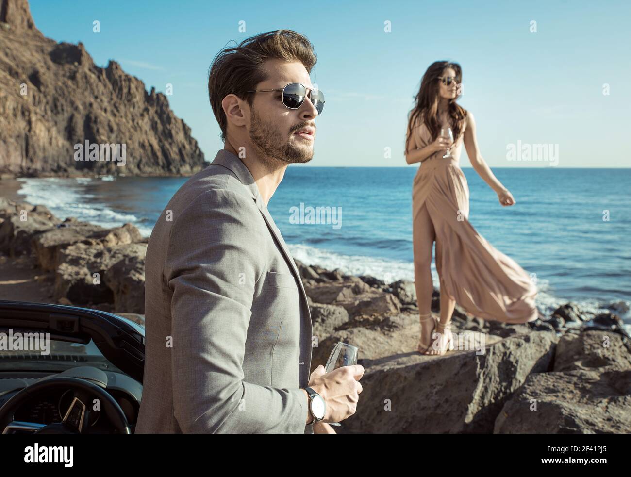 Smart, young couple relaxing by the sea Banque D'Images