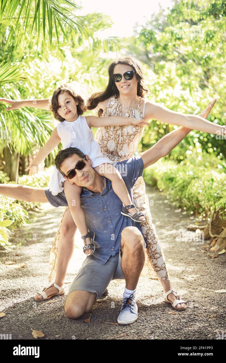 Portrait d'une famille joyeuse et détendue en vacances Banque D'Images