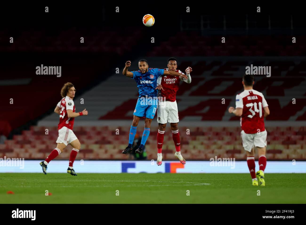 Stade Emirates, Londres, Royaume-Uni. 18 mars 2021. UEFA Europa League football, Arsenal versus Olympiacos; Gabriel d'Arsenal concurrence pour un titre contre Youssef El Arabi d'Olympiakos crédit: Action plus Sports/Alay Live News Banque D'Images