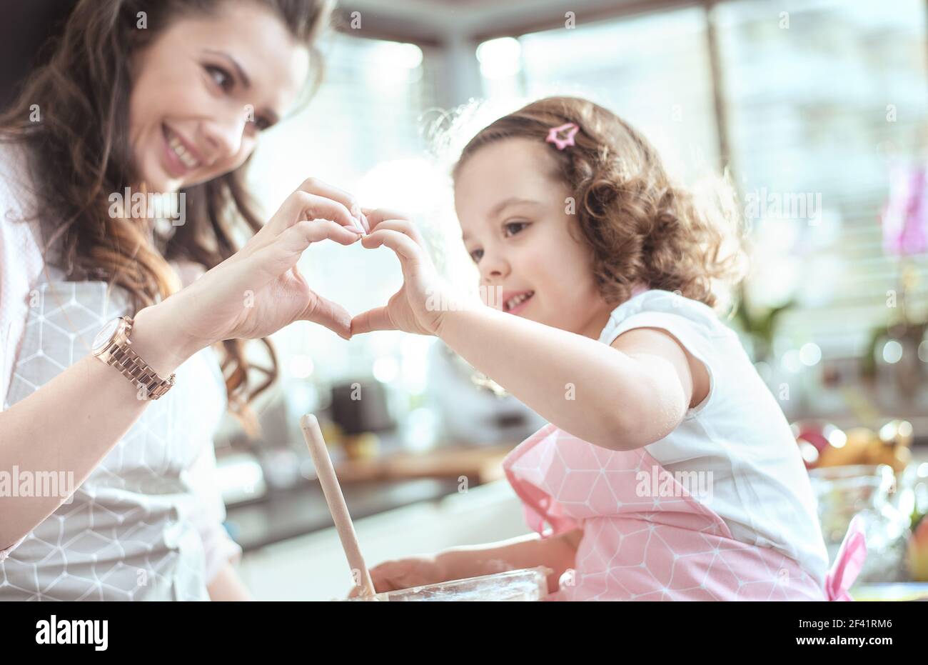 Cuisine - Mère et fille faire un gâteau Banque D'Images