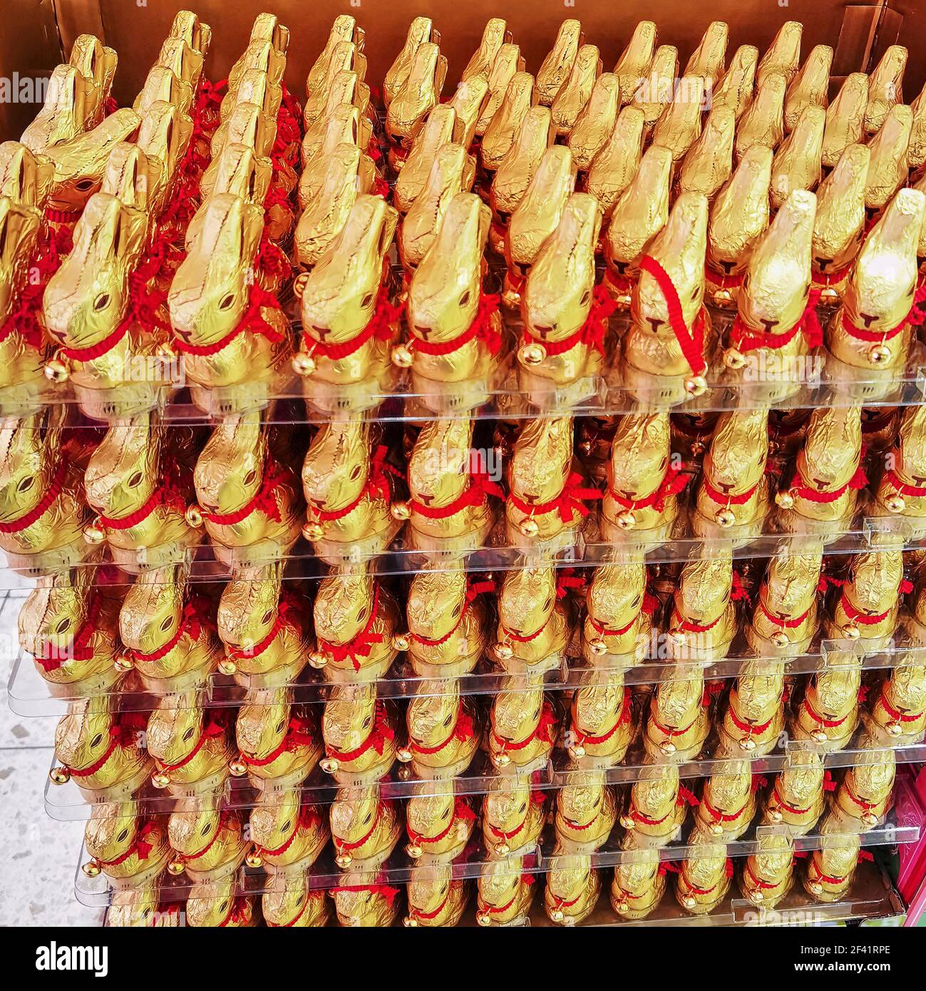 Berlin, Allemagne - 18 mars 2021 : assortiment de lapins de Pâques en chocolat dans un supermarché allemand. Banque D'Images