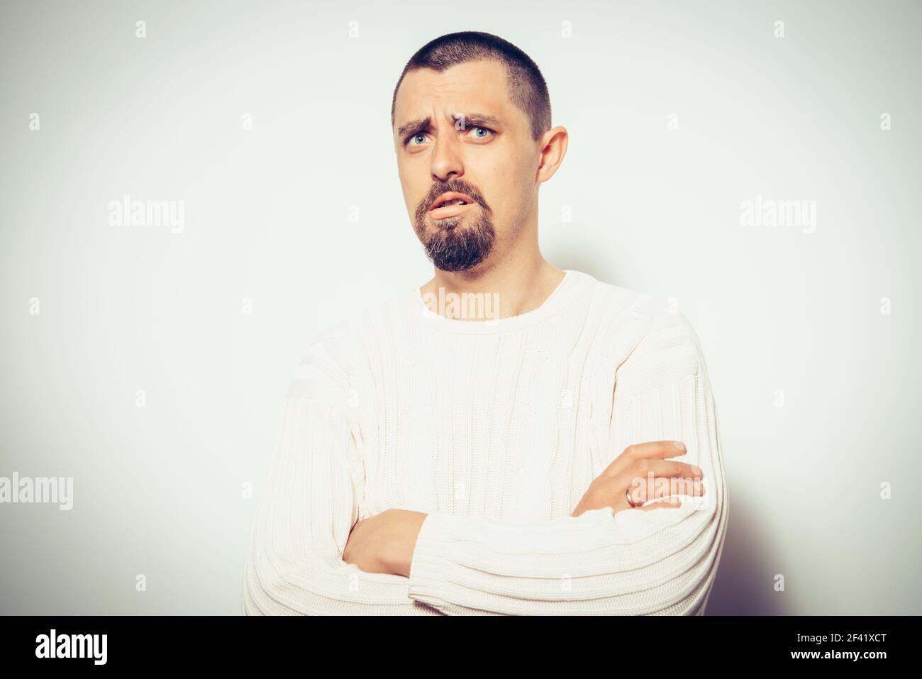 Portrait d'un homme bras pliés Banque D'Images