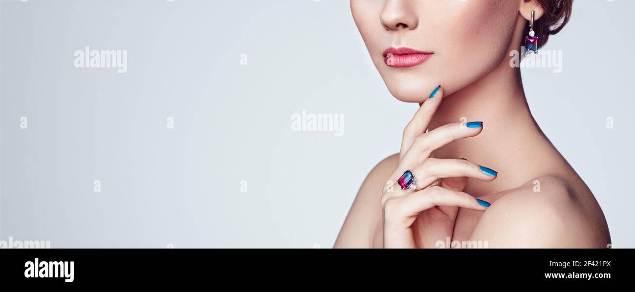 Portrait belle femme aux bijoux. Fille modèle bleu sur les ongles avec une manucure. Beauté et accessoires. Rouge à lèvres Rose Banque D'Images