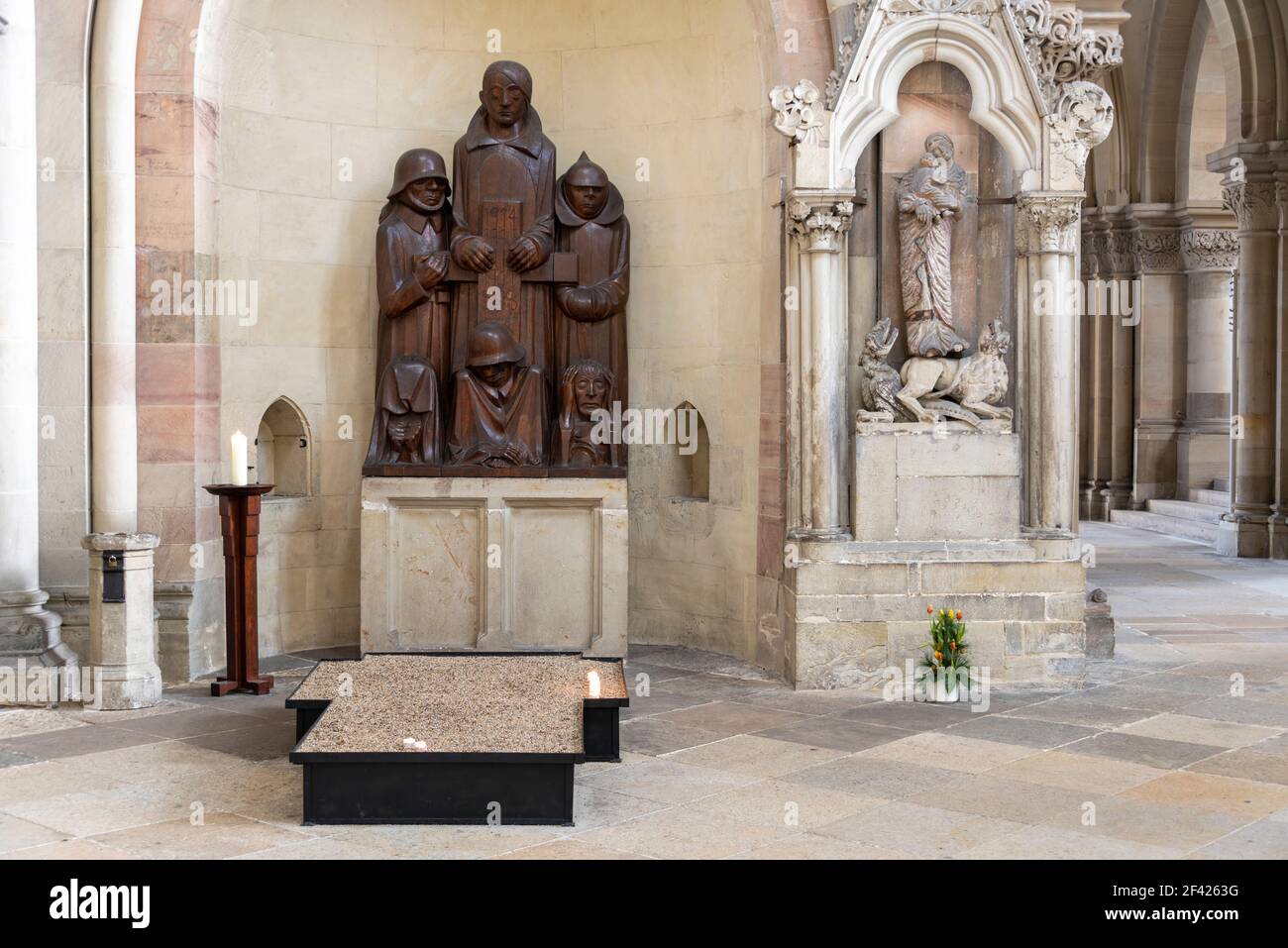 Allemagne, Saxe-Anhalt, Magdebourg, monument anti-guerre par Ernst Barlach dans la cathédrale de Magdebourg, inauguré (1929). Banque D'Images