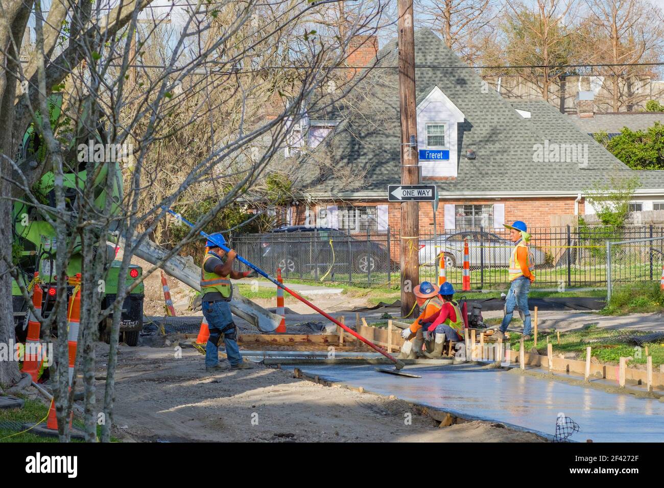 NOUVELLE-ORLÉANS, LA, États-Unis - 12 MARS 2021 : équipe de construction pavant la rue résidentielle dans le quartier Uptown Banque D'Images