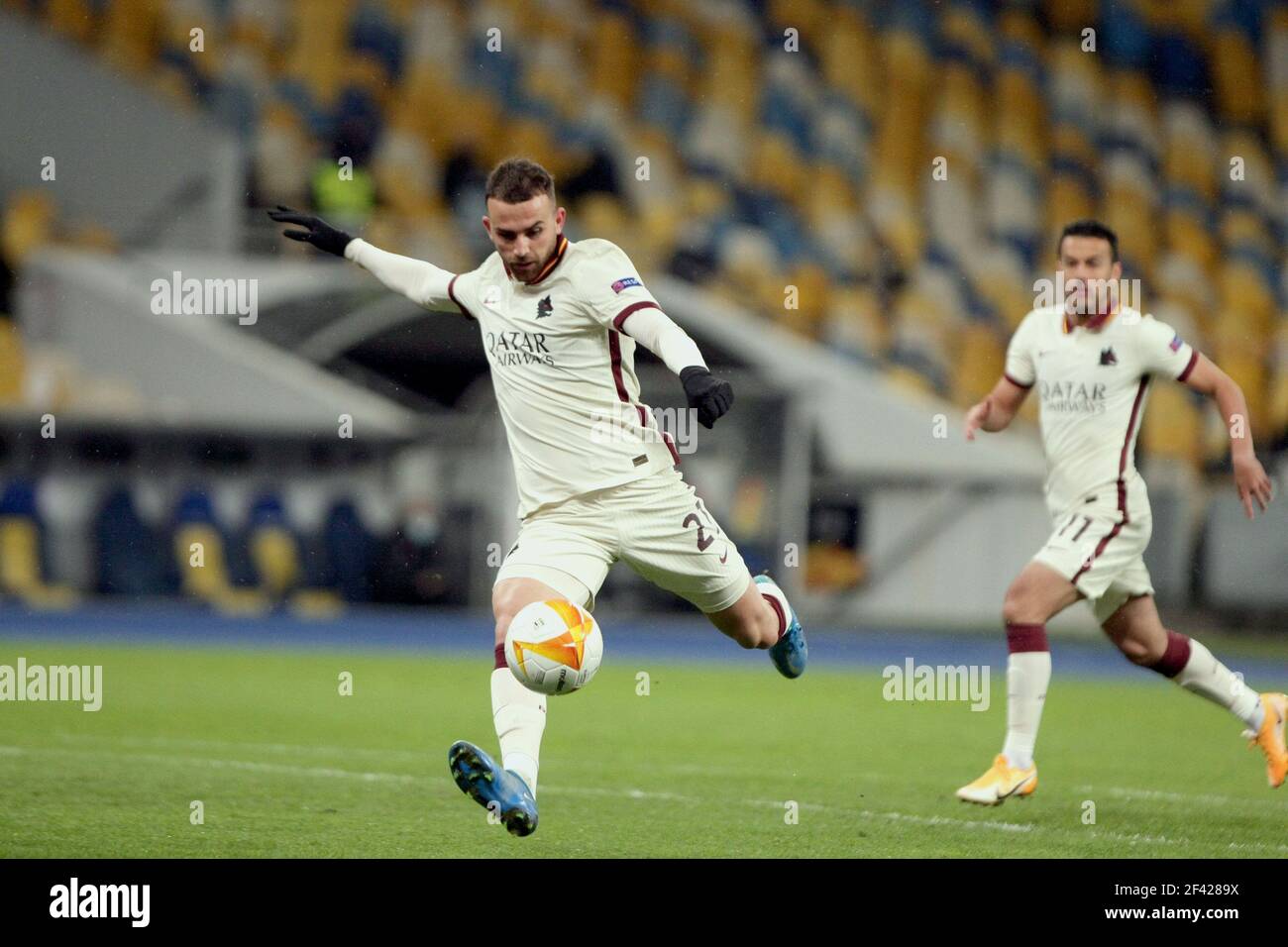 KIEV, UKRAINE - 18 MARS 2021 - Forward Borja Mayoral de A.S. Roma lance le ballon lors de l'UEFA Europa League Round de 16 2ème partie de jambe contre le FC Shakhtar Donetsk au NSC Olimpiyskiy, Kiev, capitale de l'Ukraine. Banque D'Images