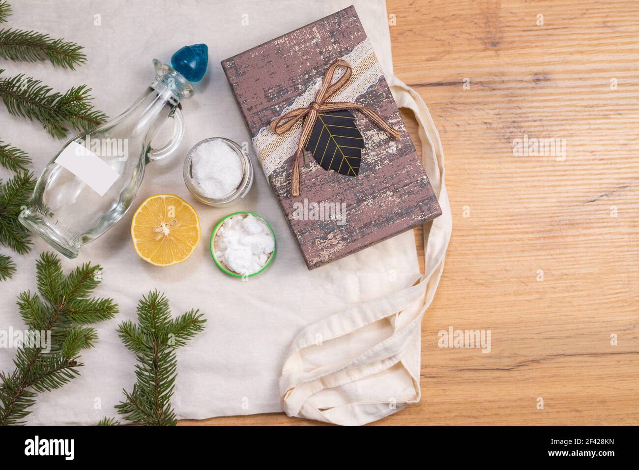 Maison écologique.Nettoyants naturels pour la maison : soda, vinaigre, citron, poudre de moutarde, sel sur fond de bois.Détergents écologiques, sans produits chimiques.Zéro Banque D'Images