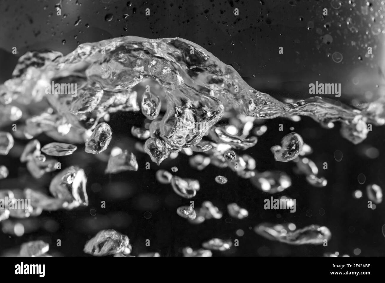 Une eau est bouillie dans une bouilloire électrique avec des murs transparents, gros plan. Banque D'Images