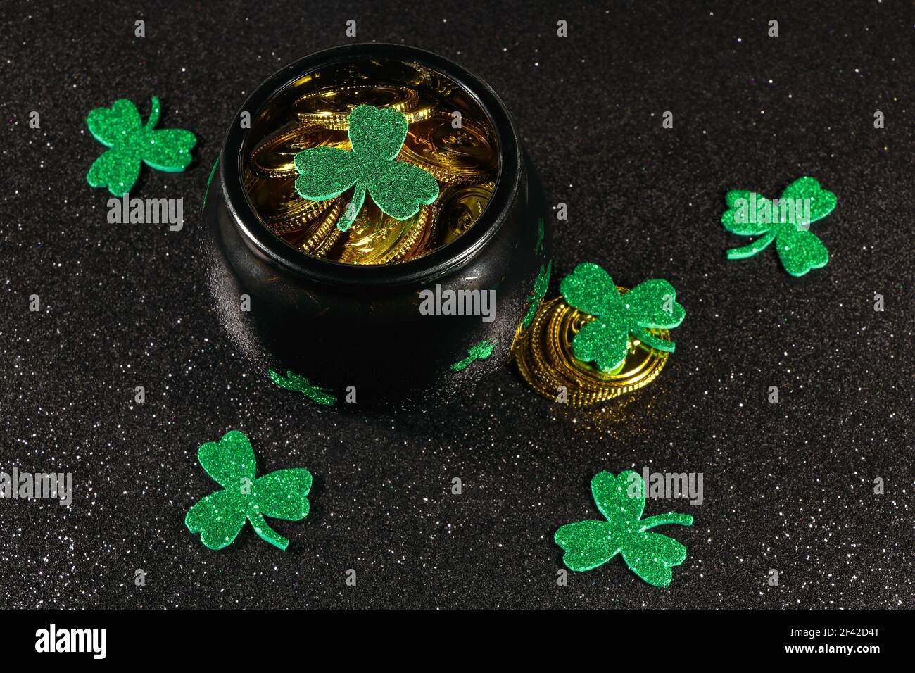 Pot de pièces d'or avec feuilles de trèfle Shamrock Banque D'Images