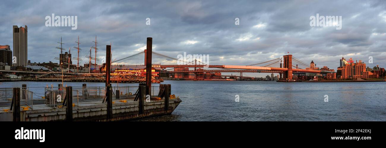 NEW YORK, États-Unis - 05 DÉCEMBRE 2010 : vue panoramique sur le Pier 17 et le pont Brookly en fin d'après-midi Banque D'Images