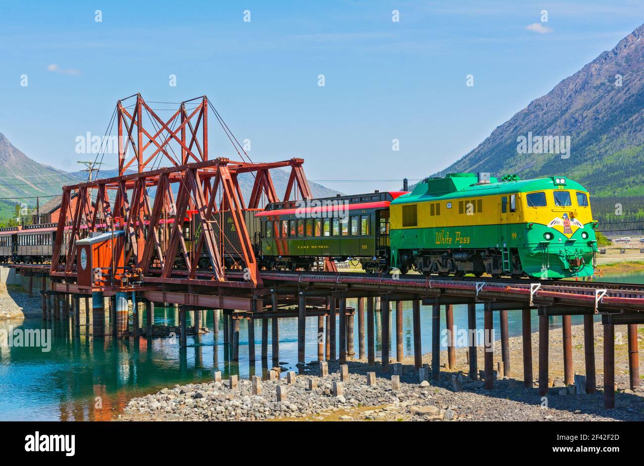 Canada, Yukon, Carcross, pont tournant traversant la rivière Nares construit en 1900, toujours utilisé par le train touristique White Pass & Yukon route Banque D'Images