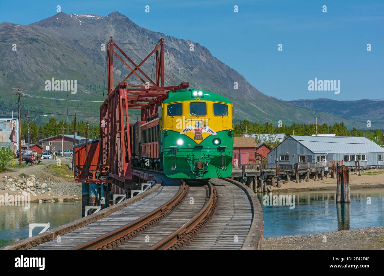 Canada, Yukon, Carcross, pont tournant traversant la rivière Nares construit en 1900, toujours utilisé par le train touristique White Pass & Yukon route Banque D'Images