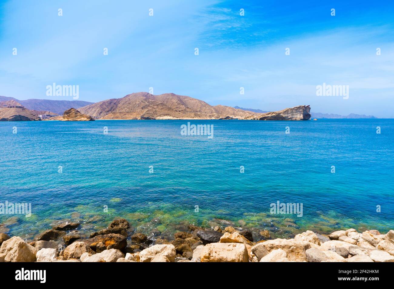 Magnifique paysage de la côte de Muscat, de la baie d'Omani et des montagnes de Hajjar, Oman Banque D'Images