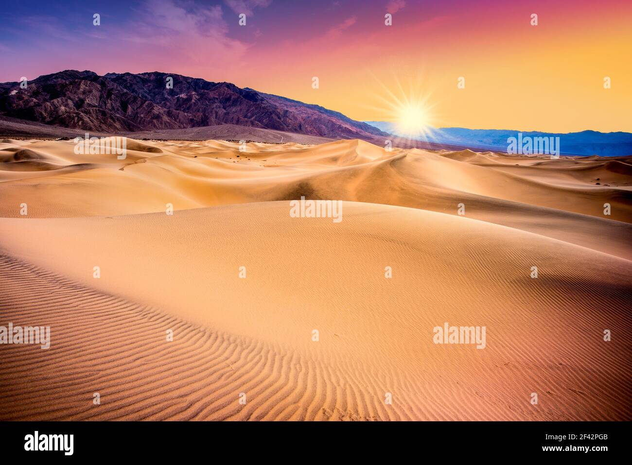 Death Valley, Californie dunes de sable avec coucher de soleil coloré Banque D'Images