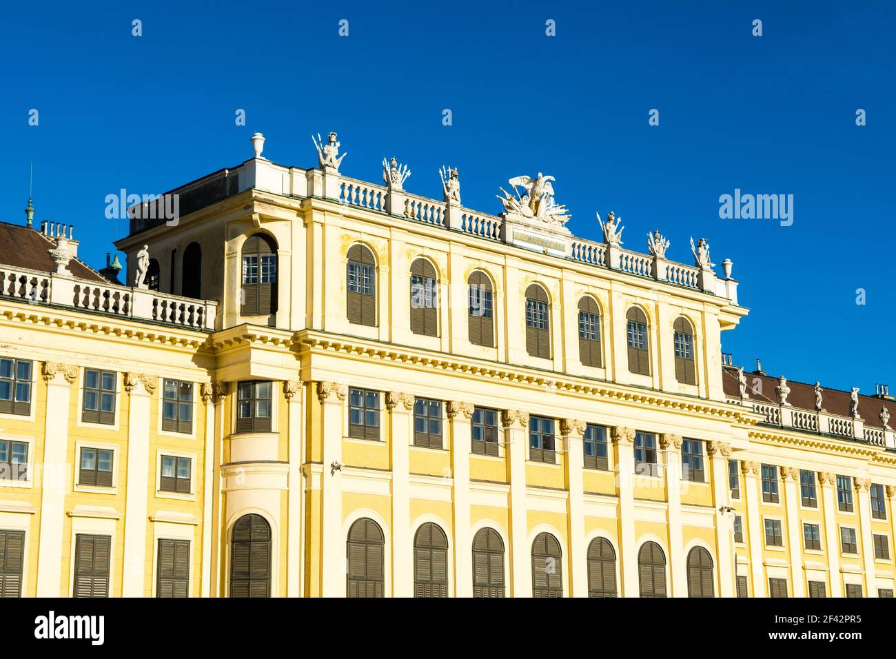 Vienne, Autriche - 25 décembre 2017 : vue détaillée du fond de la façade du palais de Schönbrunn - l'ancienne résidence d'été impériale Banque D'Images