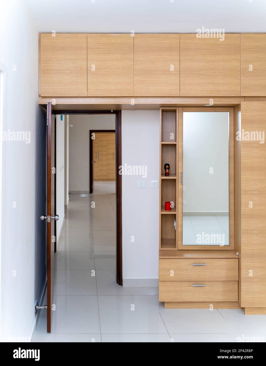 armoire en bois et étagères près de la porte Banque D'Images