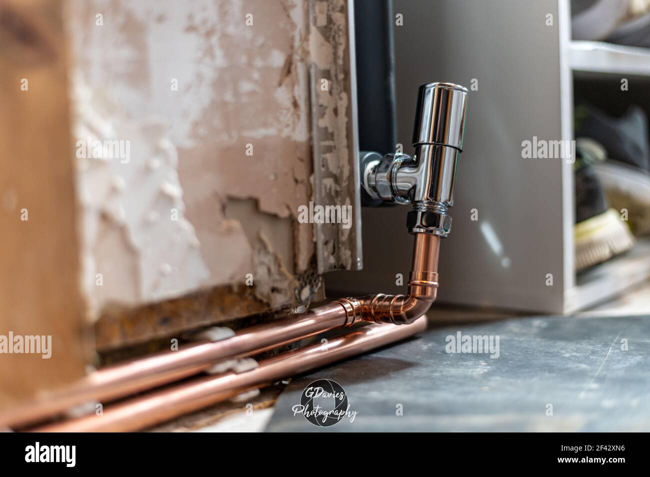 Gros plan des tuyaux en cuivre étant plombés prêts à être utilisés sur un nouveau radiateur. bricolage concept de travail à domicile. Banque D'Images