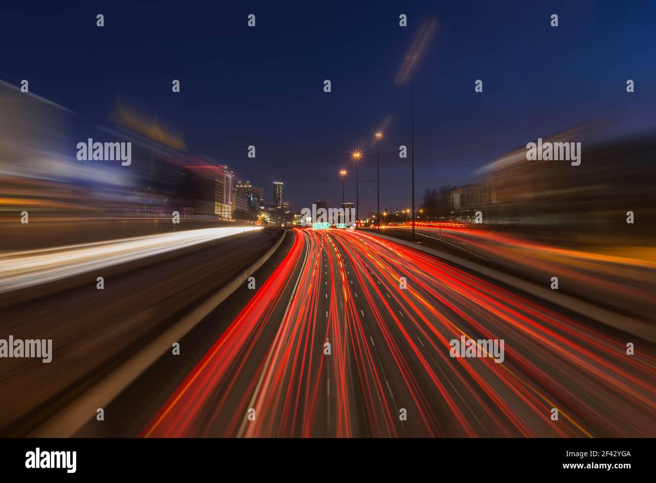 Circulation nocturne sur autoroute avec flou de mouvement dans le centre-ville d'Atlanta, Géorgie. Banque D'Images