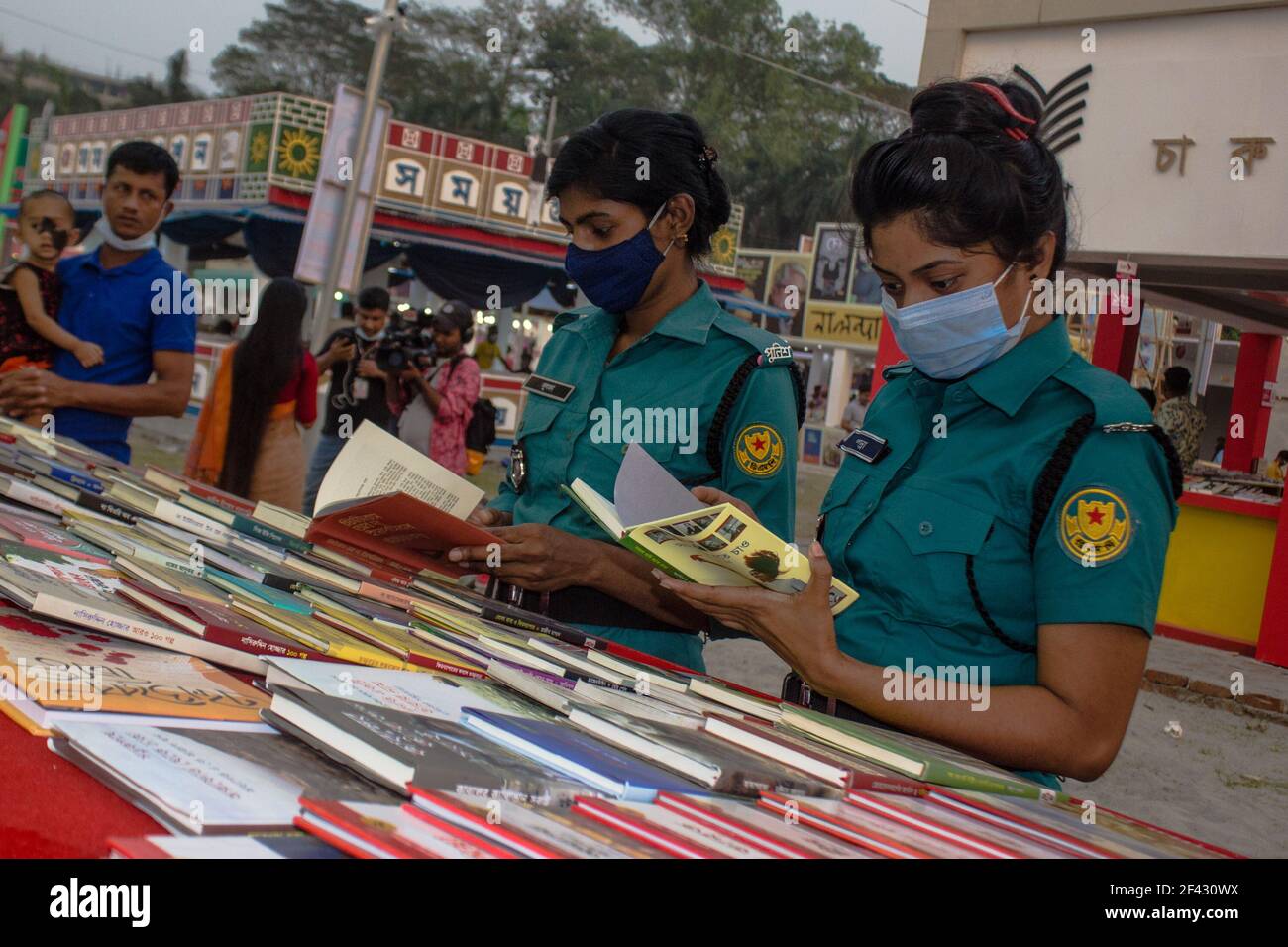 Dhaka, Bangladesh. Mars 18 2021 : enfin, Amar Ekushey Boi Mela a lancé aujourd'hui. Chaque année, la foire a normalement été organisée au mois de février mais cette année, elle a été reportée en raison de Covid 19. Les visiteurs de la foire devront se cacher en tout temps. Des cabines de désinfection des mains ont également été installées à toutes les entrées pour les visiteurs. La foire du livre de cette année a été dédiée aux martyrs de la guerre de libération du Bangladesh de 1971. Le thème principal est 'le centenaire de la naissance de Bangabandhu Sheikh Mujibur Rahman et le Jubilé d'Or de l'indépendance' à Dhaka. Crédit: Pacific Press Media production Corp./Alay Banque D'Images