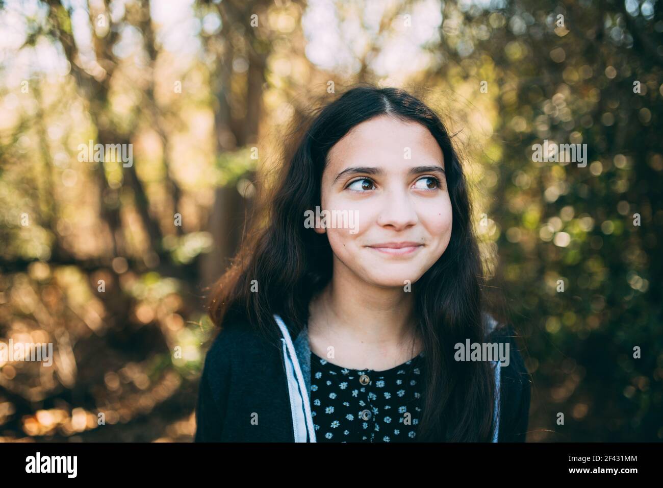 Portrait heureux d'UNE jeune fille de Teen dehors à la recherche Sa gauche Banque D'Images