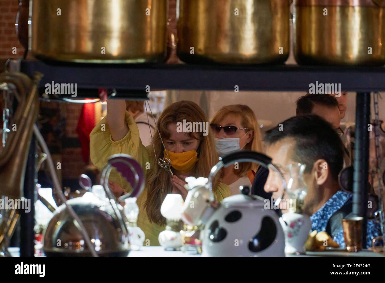 Clients vus au marché.dans la cour du Musée de Moscou dans le Garden Ring est le marché aux puces de la ville, un Trésor trove avec des stands de collectionneurs et de magasins d'antiquités qui coexistent avec les comptoirs de communes ordinaires représentant des antiquités. Ici vous pouvez trouver presque tout - de la porcelaine antique, vaisselle et articles de déco à bijoux, cartes postales, badges et pièces de monnaie. Banque D'Images