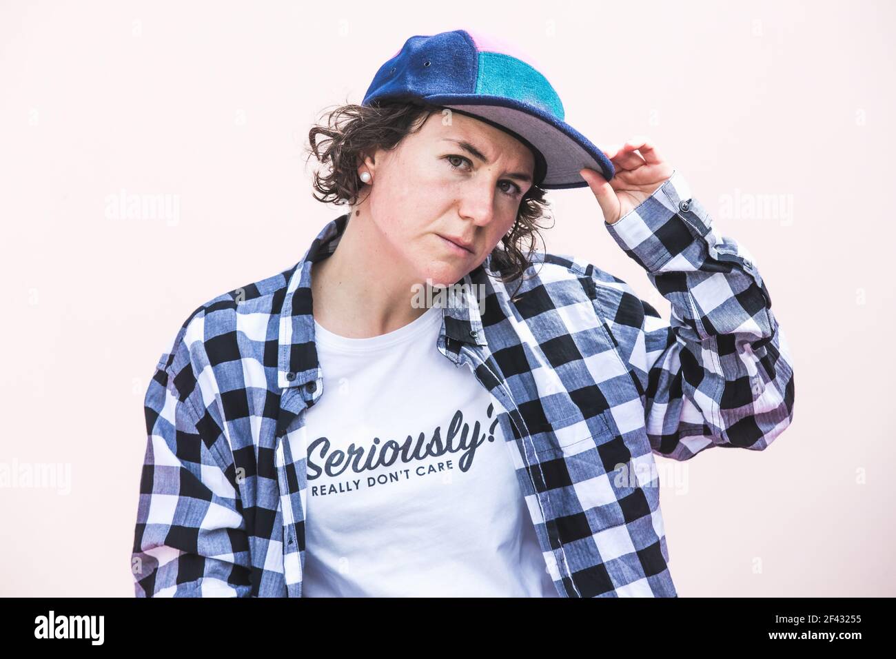 portrait femme avec casquette colorée Banque D'Images