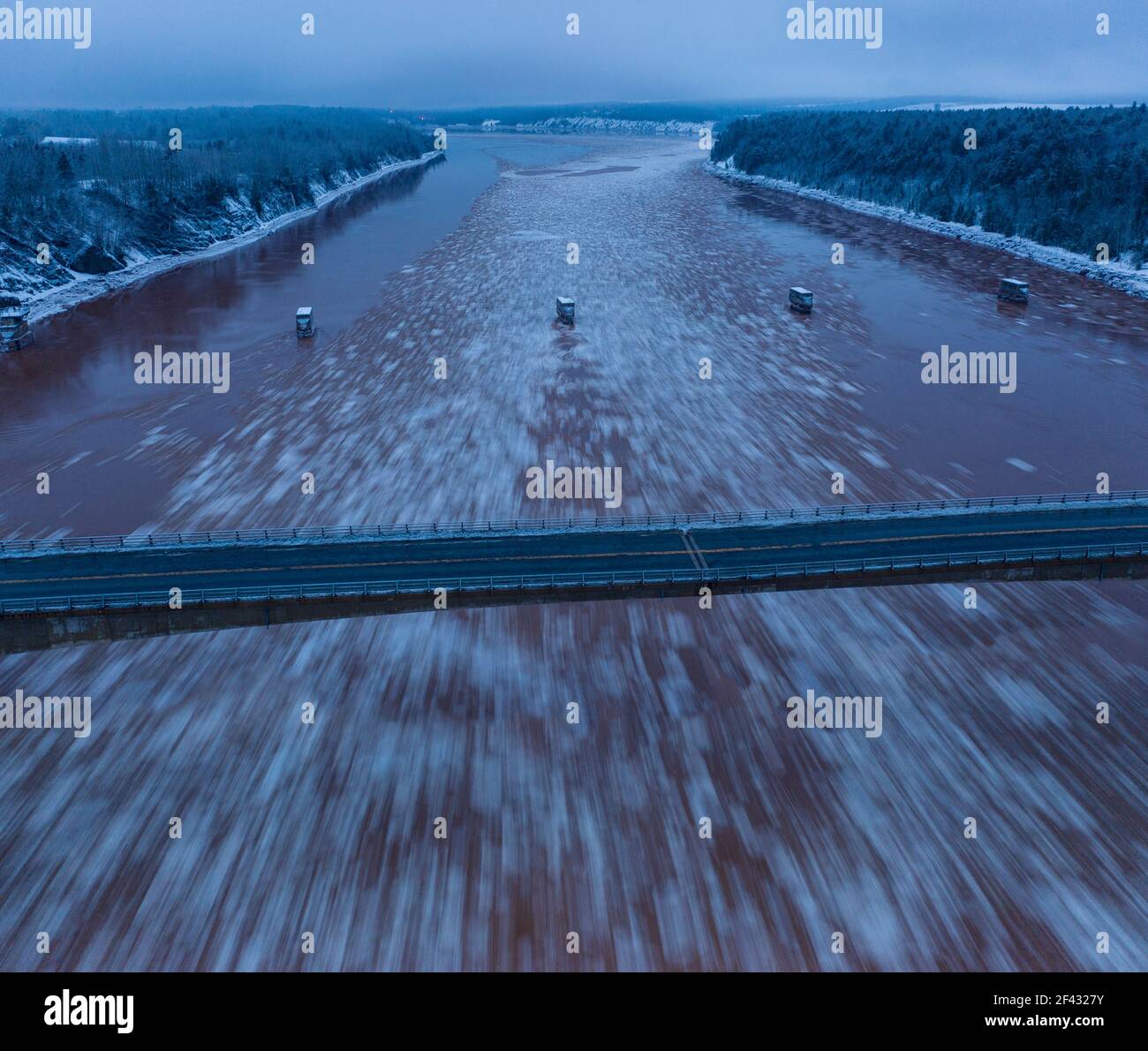 La glace se précipite par les ponts dans les antennes avant l'aube Banque D'Images