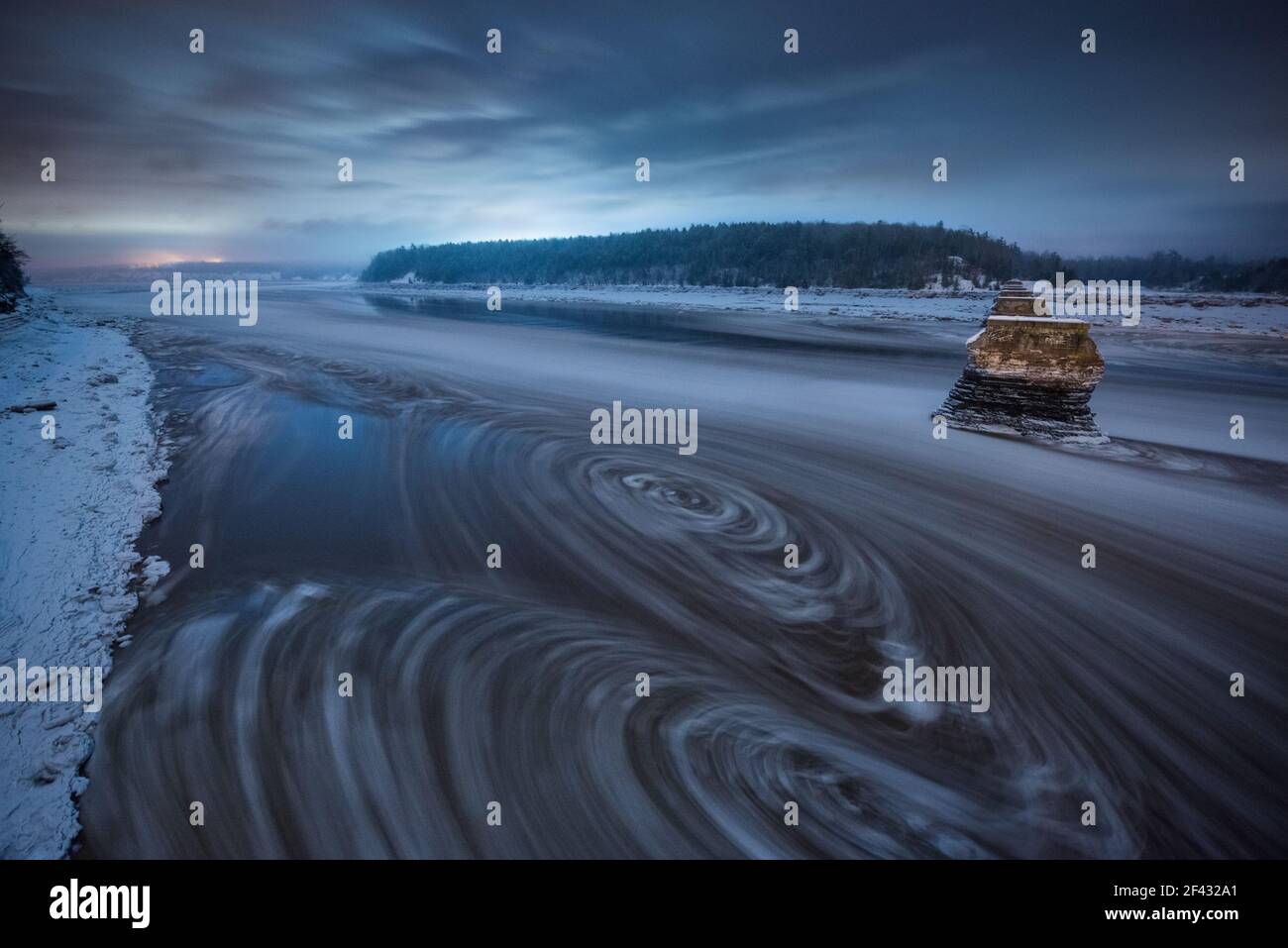 L'eau tourbillonnante alors que la rivière Tidal s'inverse dans la baie de Fundy Banque D'Images