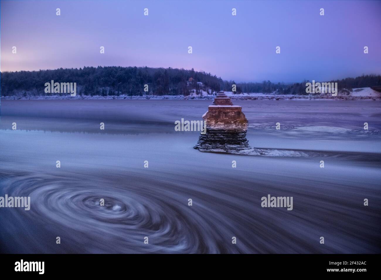 L'eau tourbillonnante alors que la rivière Tidal s'inverse dans la baie de Fundy Banque D'Images