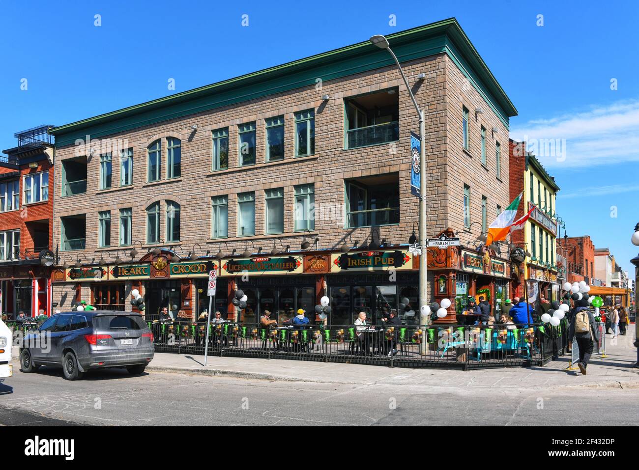 Ottawa, Canada – le 17 mars 2021 : une foule beaucoup plus petite que d'habitude, en raison des restrictions de Covid-19, célèbre la Saint-Patrick au populaire irlandais Banque D'Images