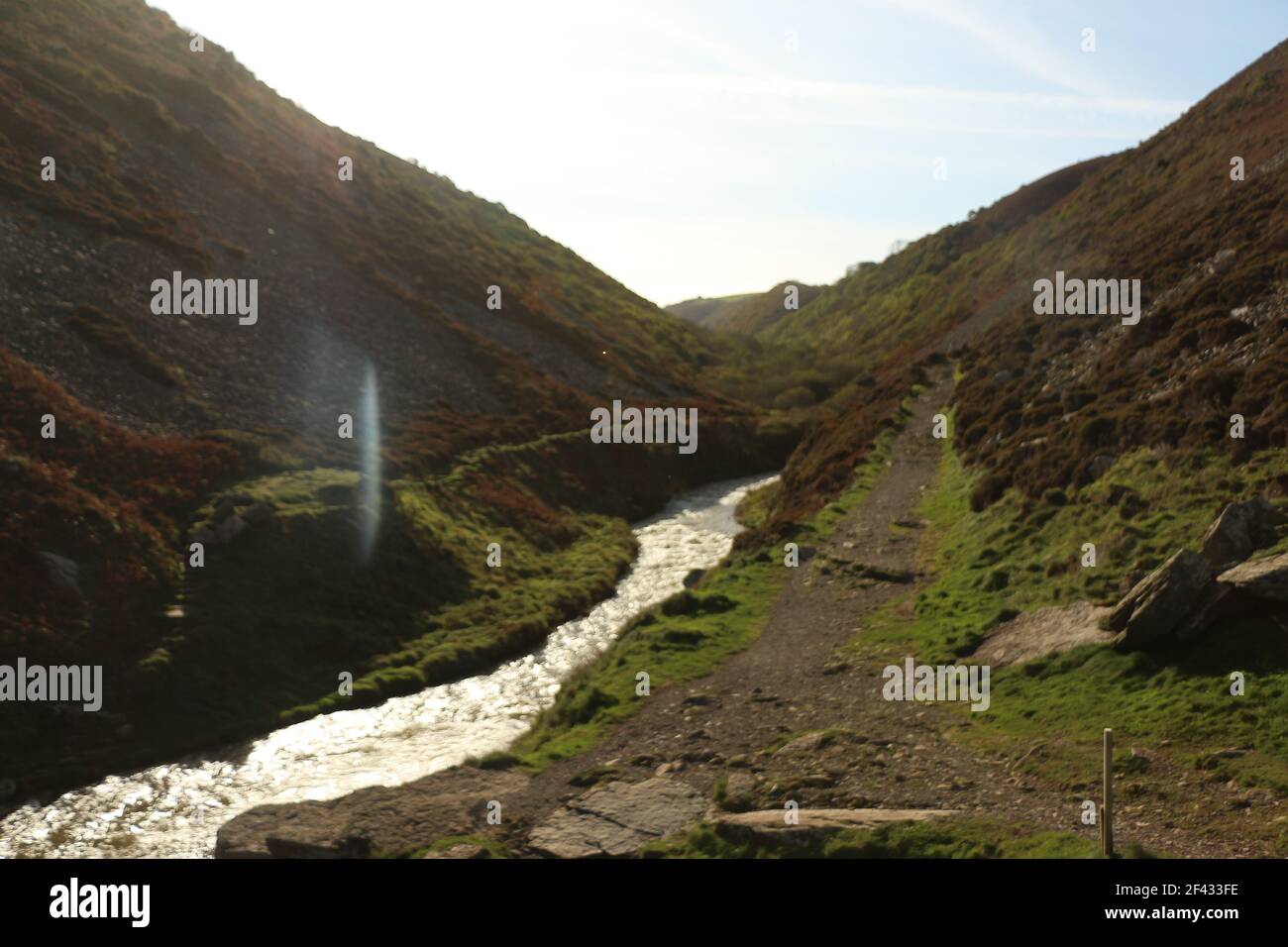 La rivière Heddon enflée par de fortes précipitations et des crues d'eau Par la vallée de Heddon sur le chemin de la mer sur La côte de North Devon dans la sout Banque D'Images