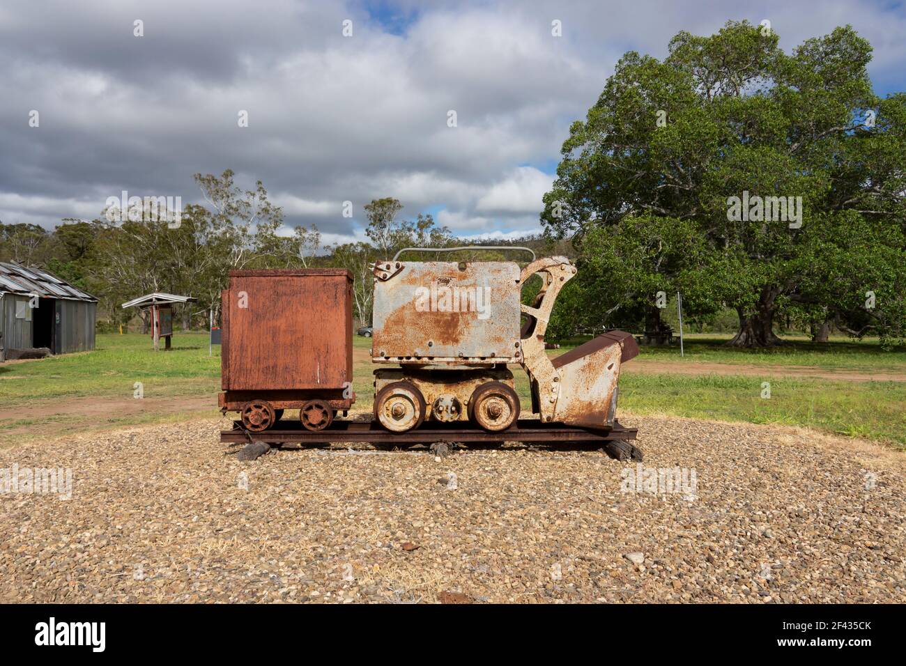 Vue sur les machines anciennes d'une ville minière historique abandonnée de Mount Britton, dans le centre du Queensland, en Australie. Banque D'Images