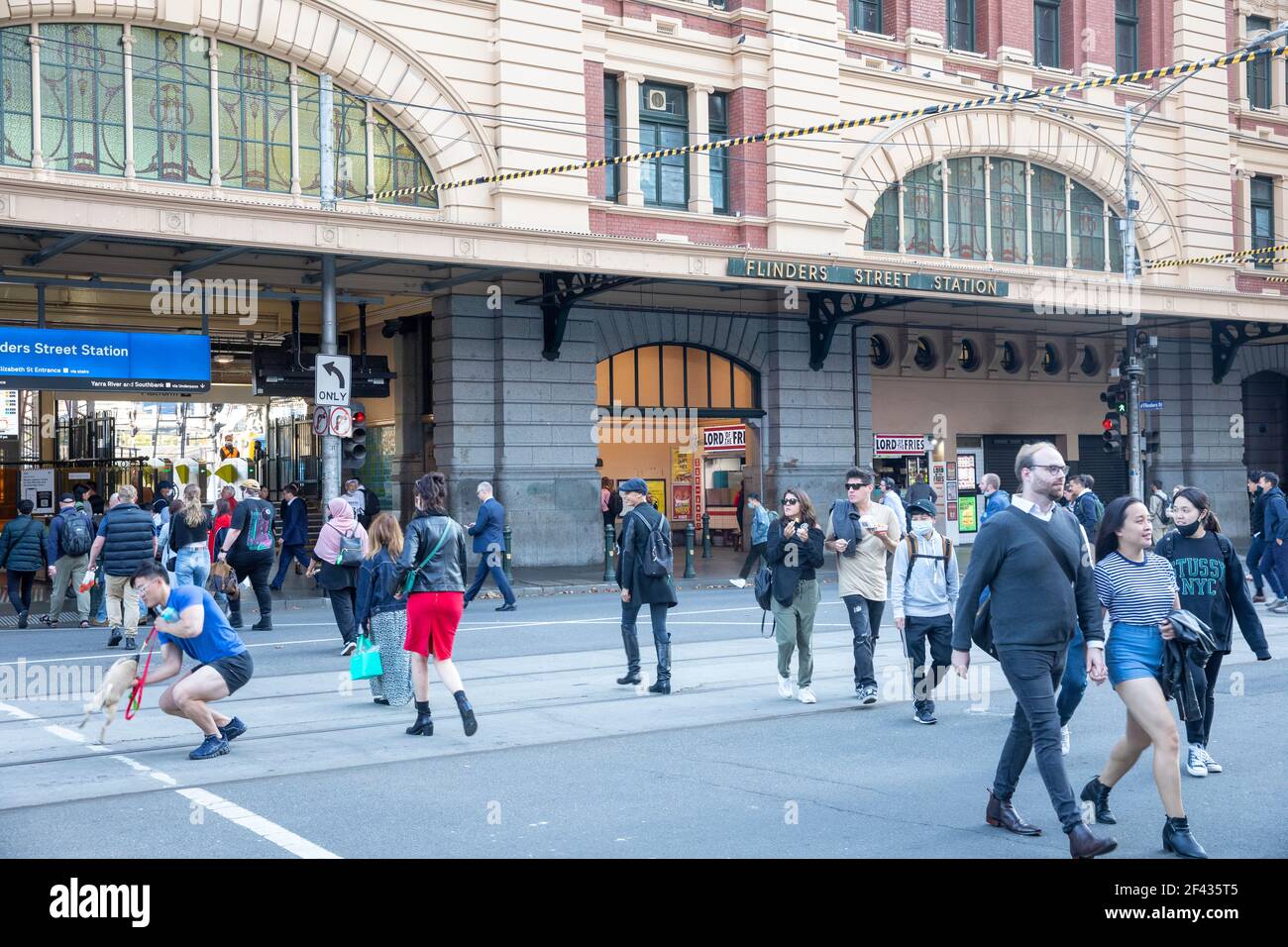 Centre-ville de Melbourne personnes en direction de la gare de Flinders Street Pour prendre un train à la maison, Melbourne, Australie Banque D'Images