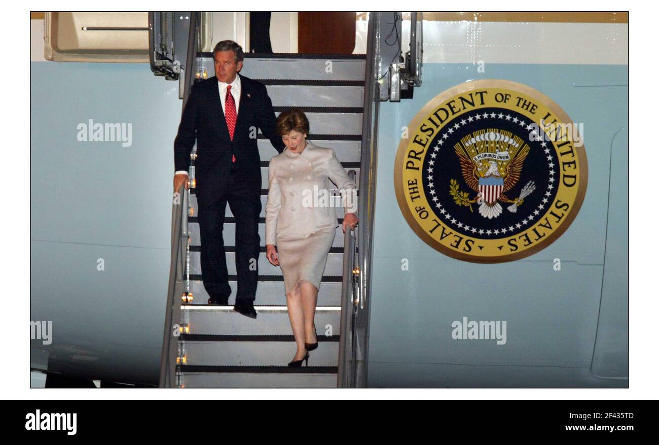 LE président AMÉRICAIN Gedorge W. Bush et sa femme Laura arrivent à Heathrow le 18 novembre 2003. pic David Sandison 18/11/2003 Banque D'Images