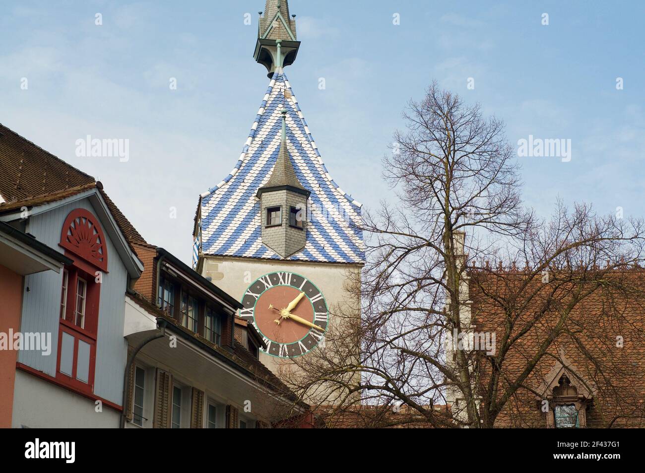 Vue rapprochée du bâtiment de la tour de l'horloge Zytturm dans Le centre-ville historique de Zug en Suisse Banque D'Images