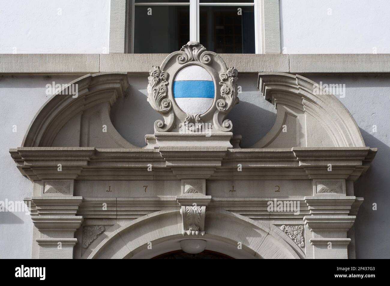 Emblème du canton de Zug sur un beau bâtiment décoré entrée Banque D'Images