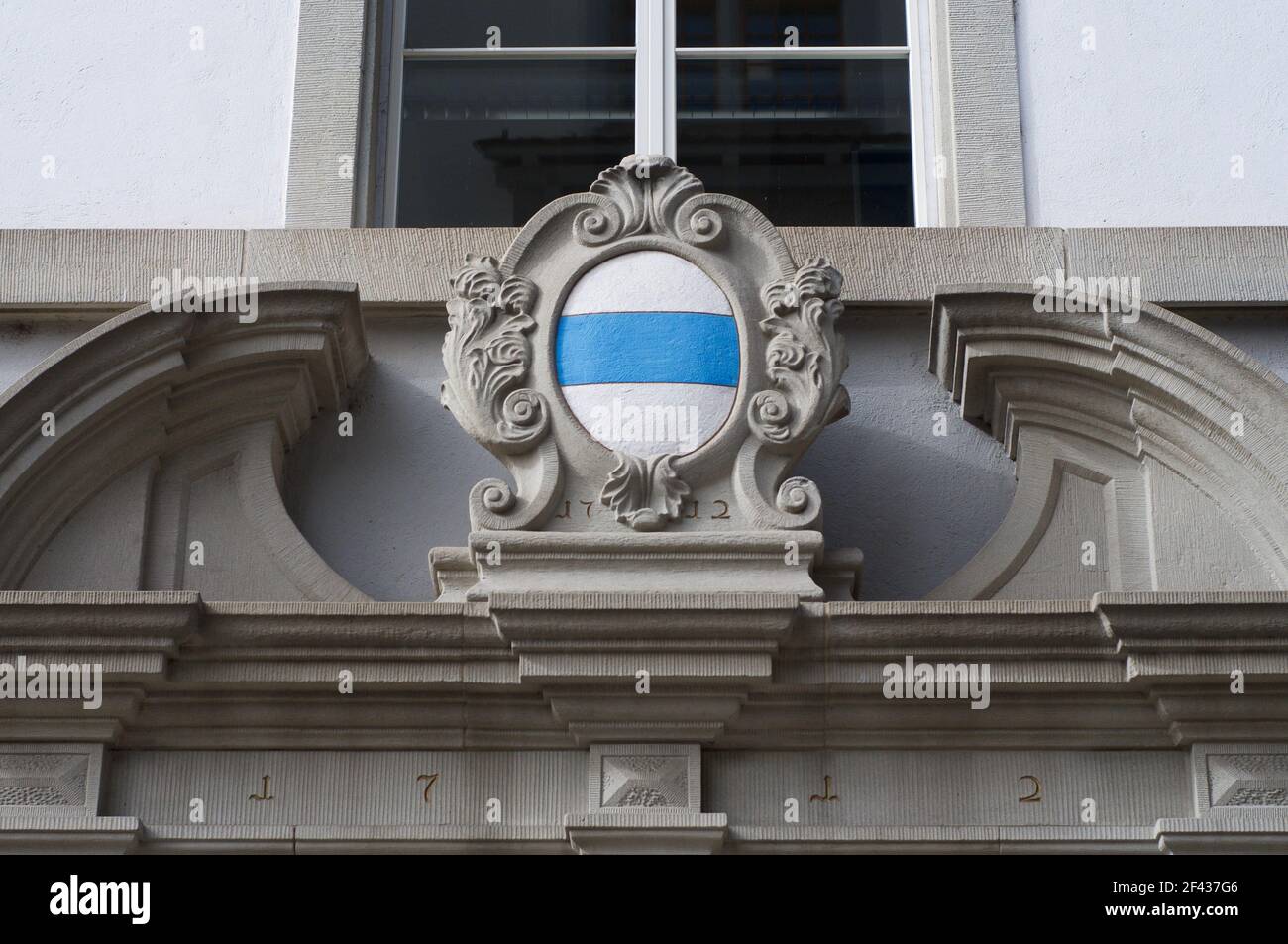 Emblème du canton de Zug sur un beau bâtiment décoré entrée Banque D'Images