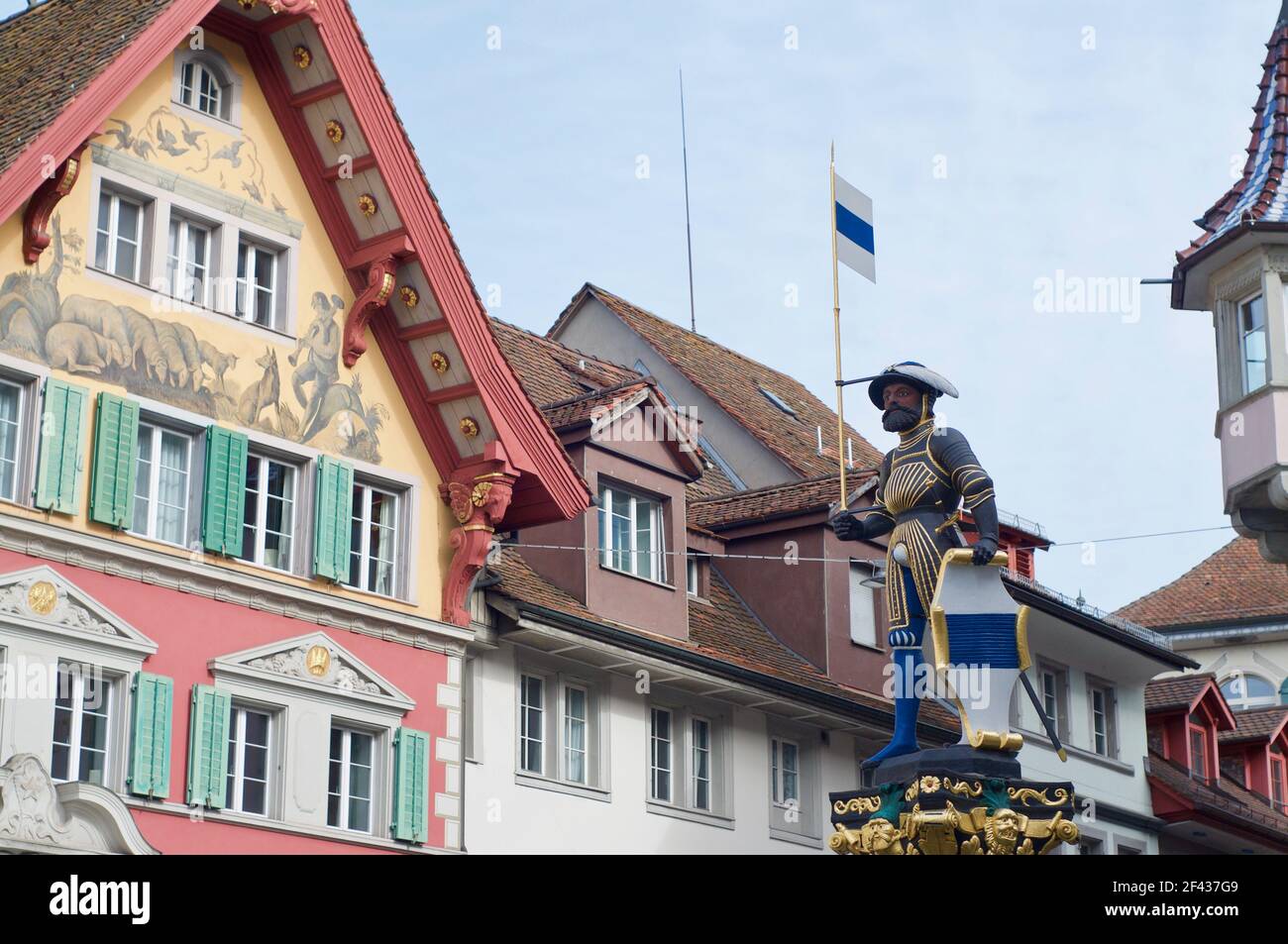 Zug, Suisse - 26 février 2021 : vue sur la statue de la fontaine de Kolibrunnen avec de beaux bâtiments traditionnels suisses en arrière-plan situé i Banque D'Images