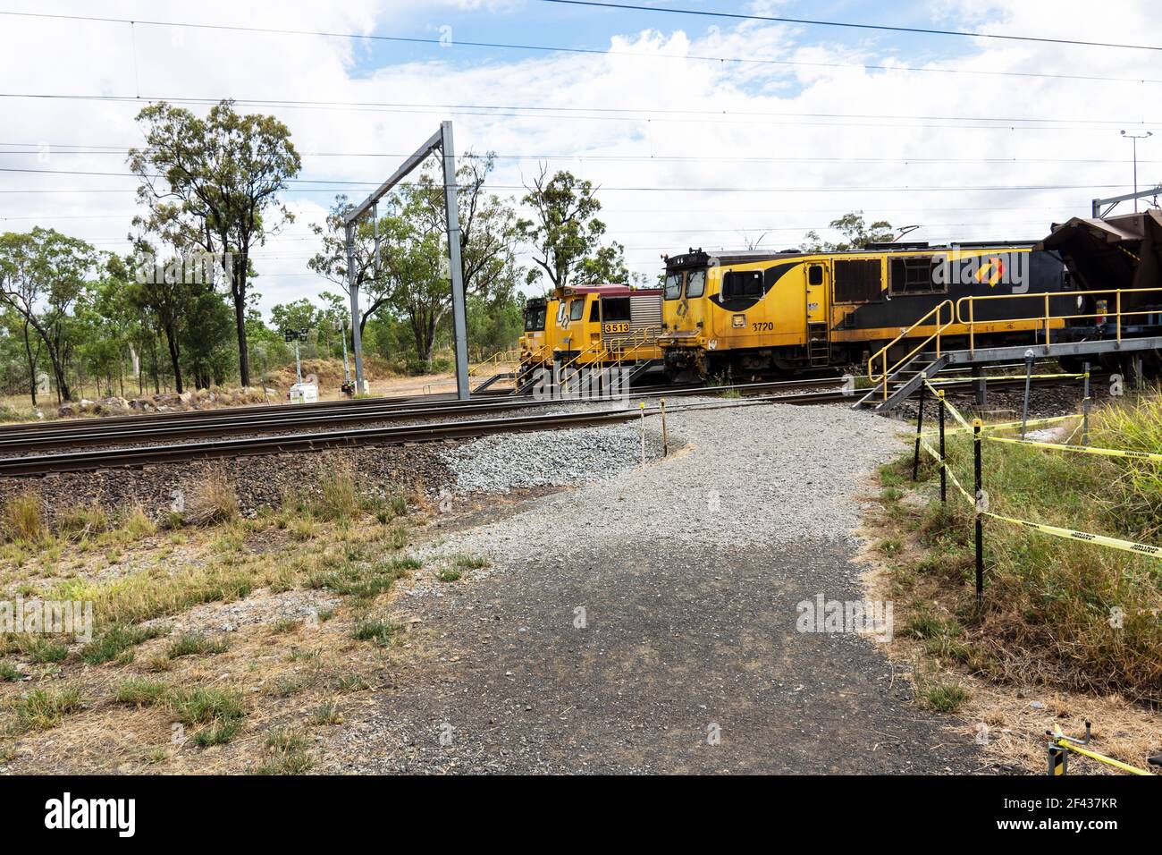 Trois gros moteurs de train à charbon jaune attendent leur équipage au dépôt de Coppabella dans le centre du Queensland. Banque D'Images