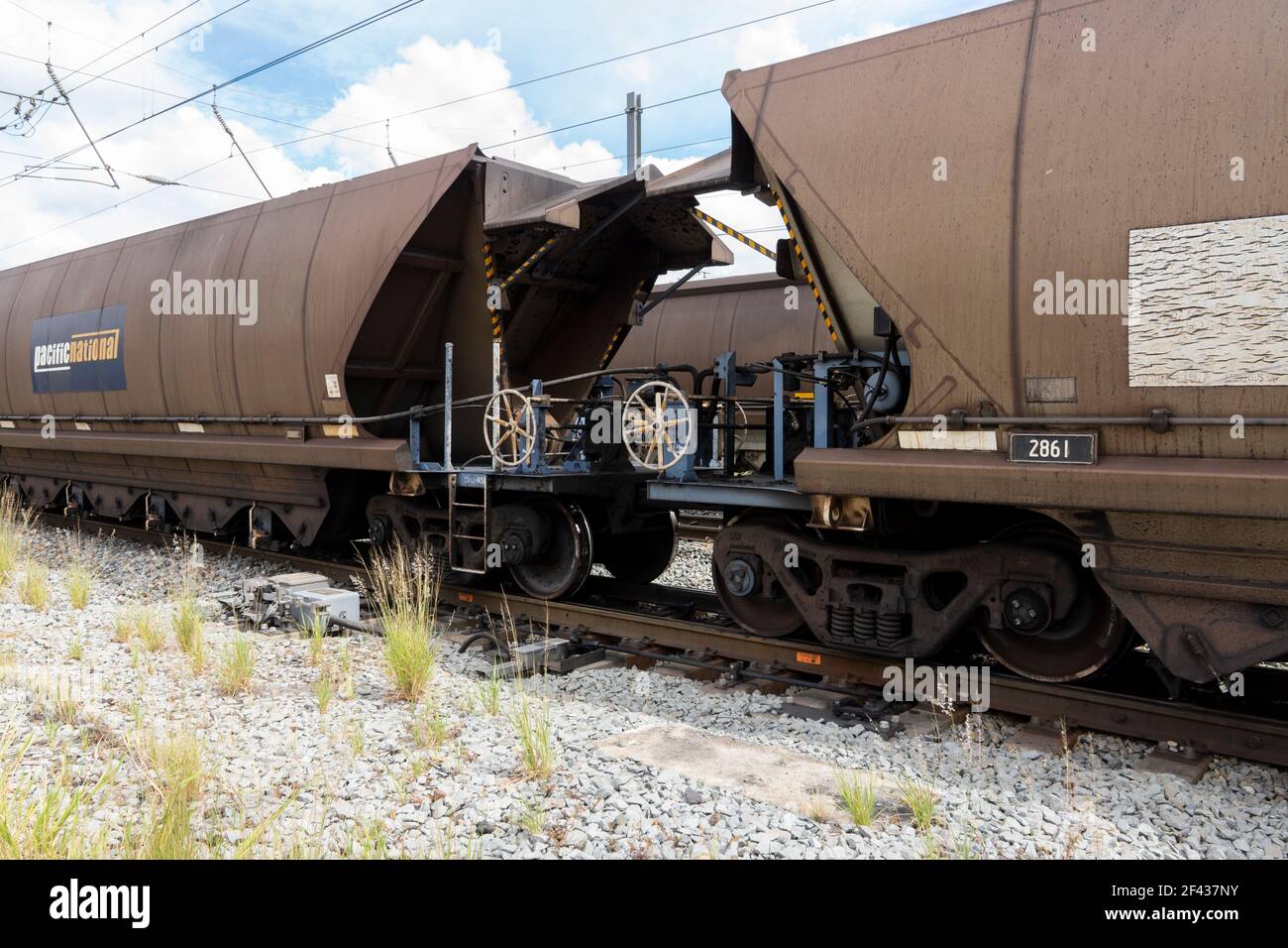 Train à charbon montrant les accouplements et les connexions sur les wagons transportant le charbon des mines du Queensland central au port. Banque D'Images