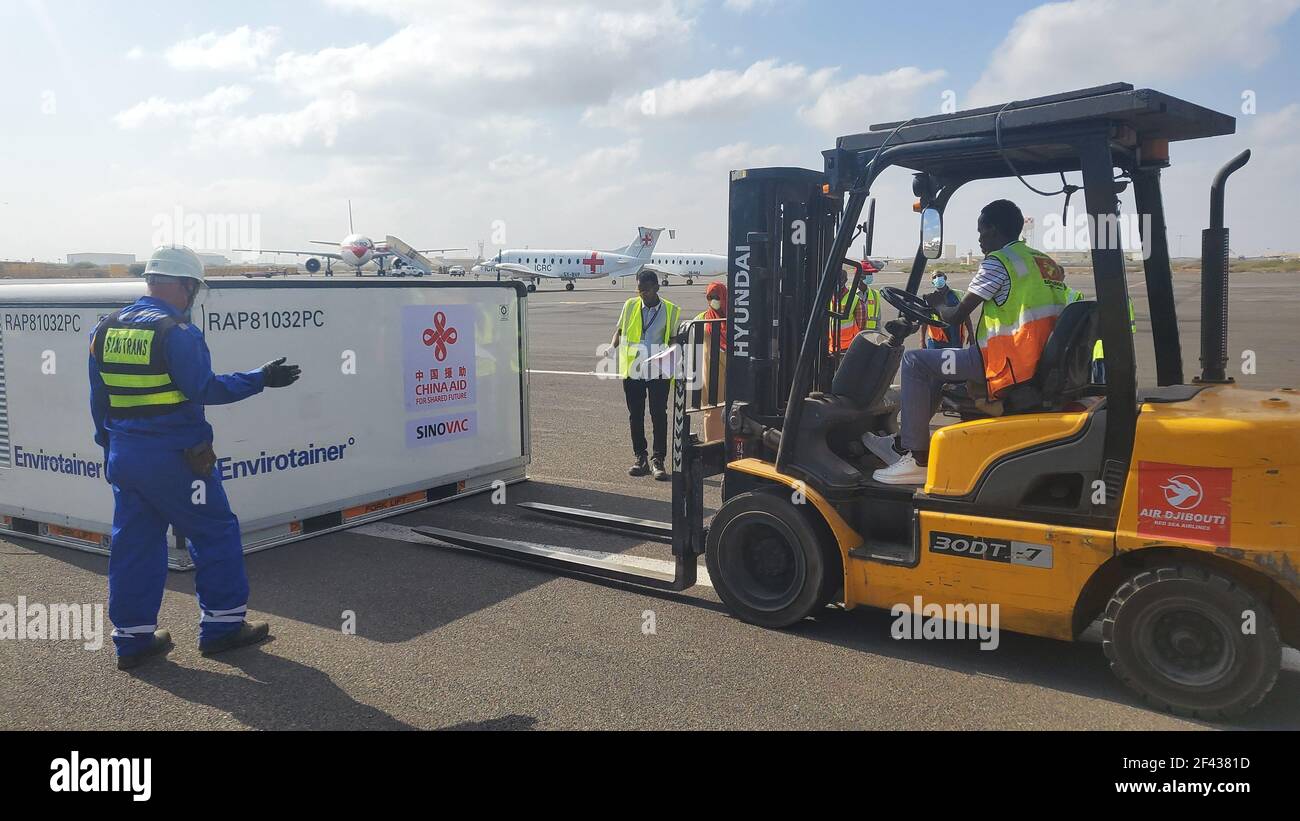 AMBOULI (DJIBOUTI), 18 mars 2021 (Xinhua) -- les travailleurs transfèrent les vaccins COVID-19 de Chine à l'aéroport international de Djibouti-Ambouli, dans la ville d'Ambouli, Djibouti, le 18 mars 2021. Le premier lot de vaccins COVID-19 en provenance de Chine est arrivé jeudi à Djibouti. Les vaccins, fabriqués par la société pharmaceutique chinoise Sinovac, contribueront à la campagne de vaccination du pays africain contre la pandémie. (Ambassade de Chine à Djibouti/document via Xinhua) Credit: Xinhua/Alay Live News Banque D'Images