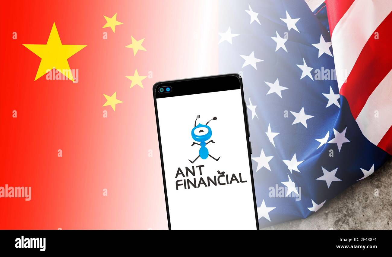 Valencia, Espagne - 19 mars 2021 : logo de Ant Financial, la plus grande plateforme de paiement d'Alibaba au monde, entre les drapeaux de la Chine et de l'Amérique. Banque D'Images