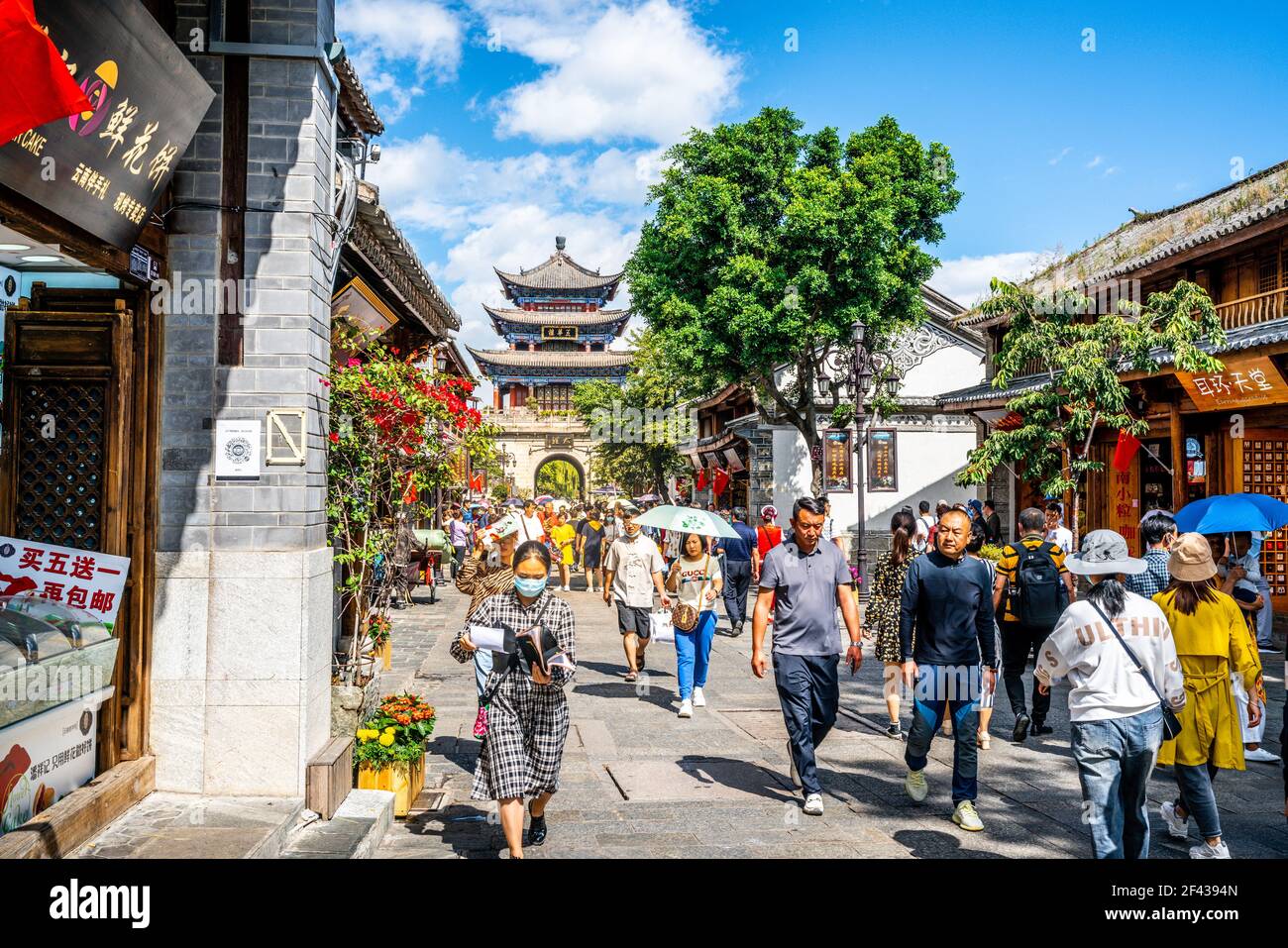 Dali Chine , 5 octobre 2020 : la vieille ville de Dali vue de rue principale appelée route Fuxing avec les gens et la tour Wuhua en arrière-plan dans Dali Yunnan Chine Banque D'Images