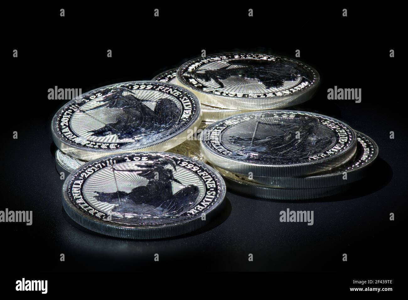 Une pile de pièces de monnaie britannique Britannia Silver Bullion Banque D'Images