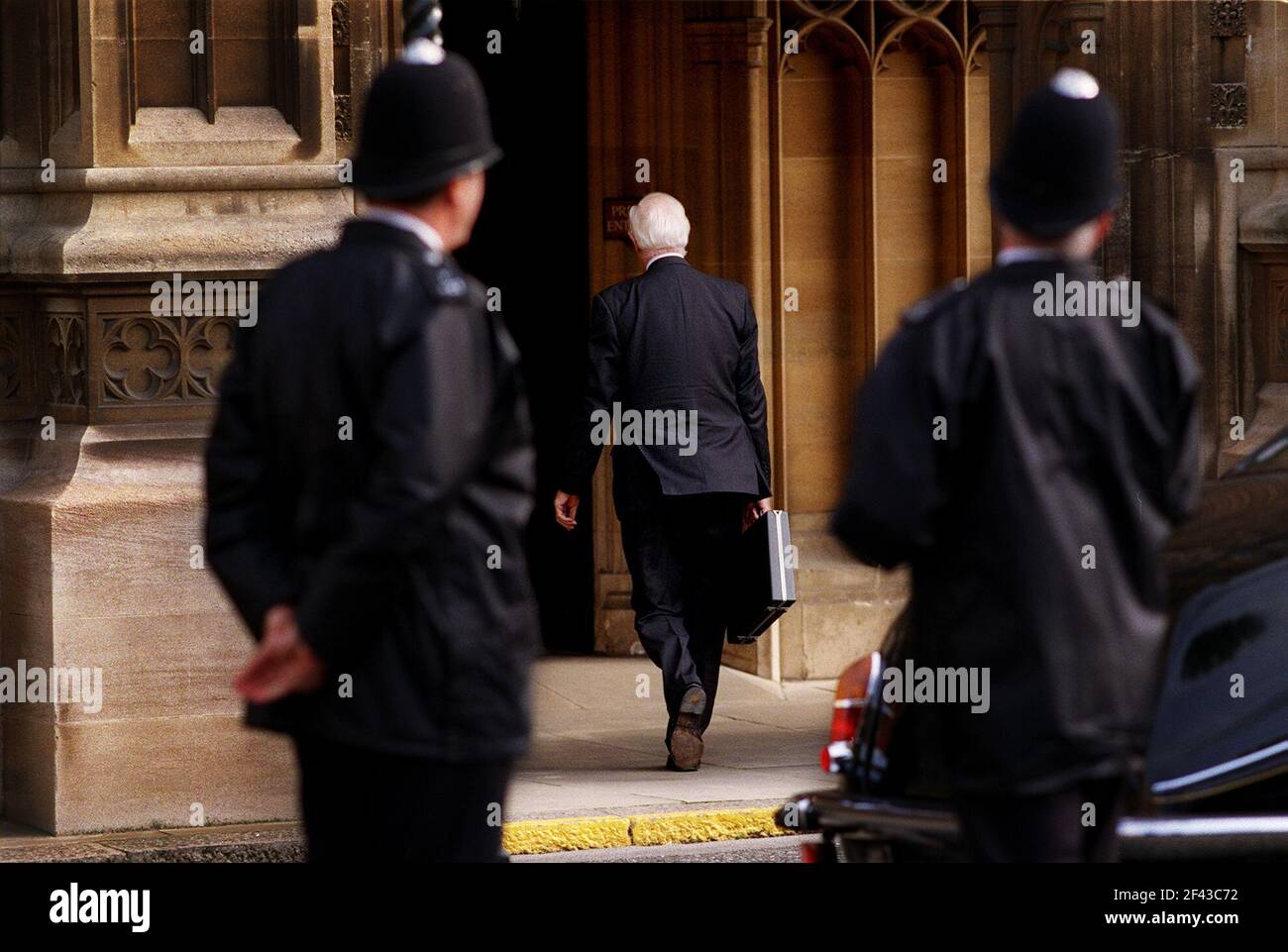 Les lords arrivent à l'entrée privée des membres de la maison des seigneurs le premier jour de retour après les vacances d'été. Ils débattaient de réformes et de pensions loyales. Photographie par les enfants de Mark. 11/10/1999 Banque D'Images