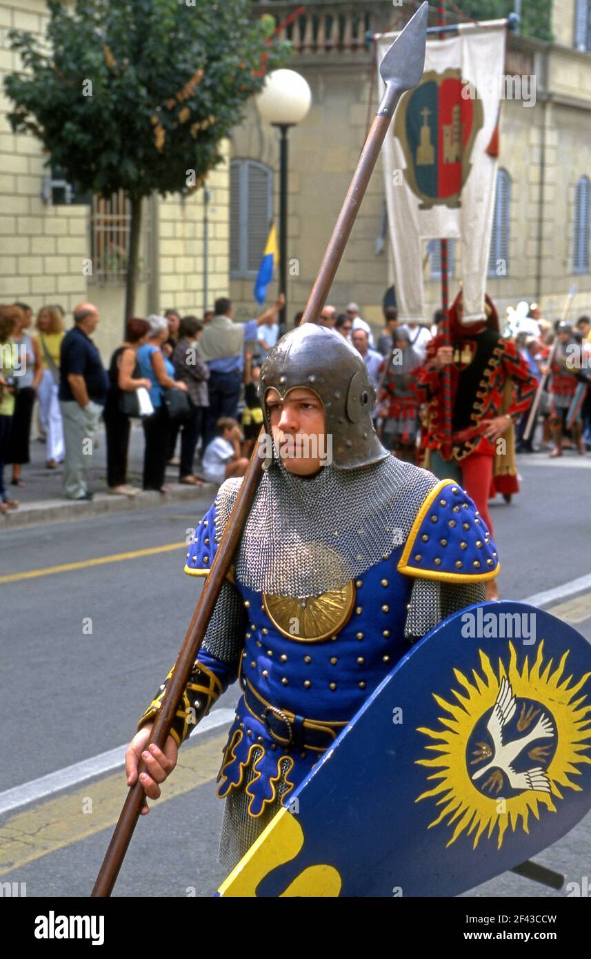 Un jeune Italien habillé dans une armure médiévale pour un festival historique à Montevarchi, en Italie Banque D'Images