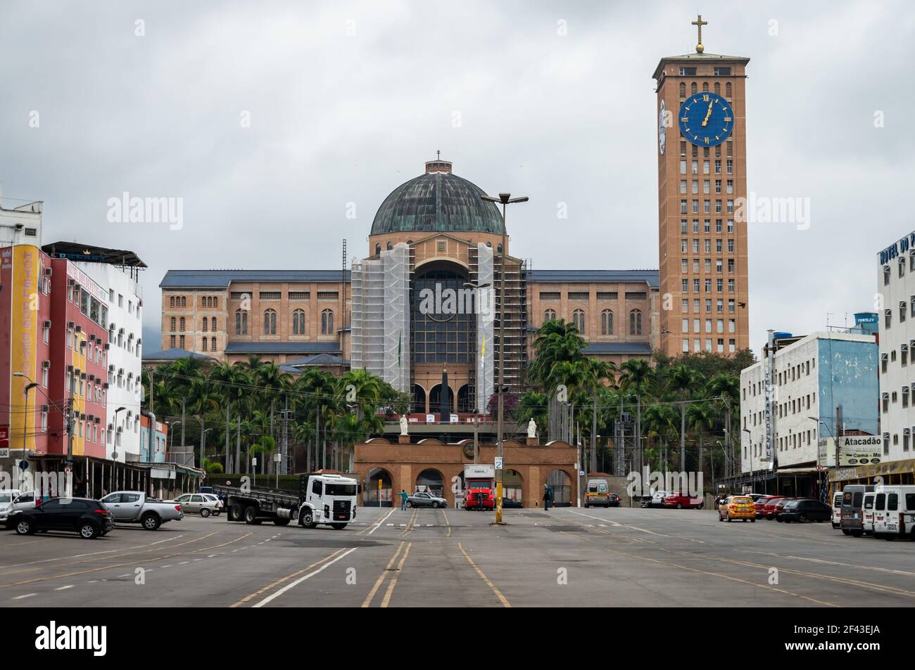 Façade nord de la Basilique notre Dame d'Aparecida vue de Papa Joao Paulo II avenue sous ciel couvert. Banque D'Images
